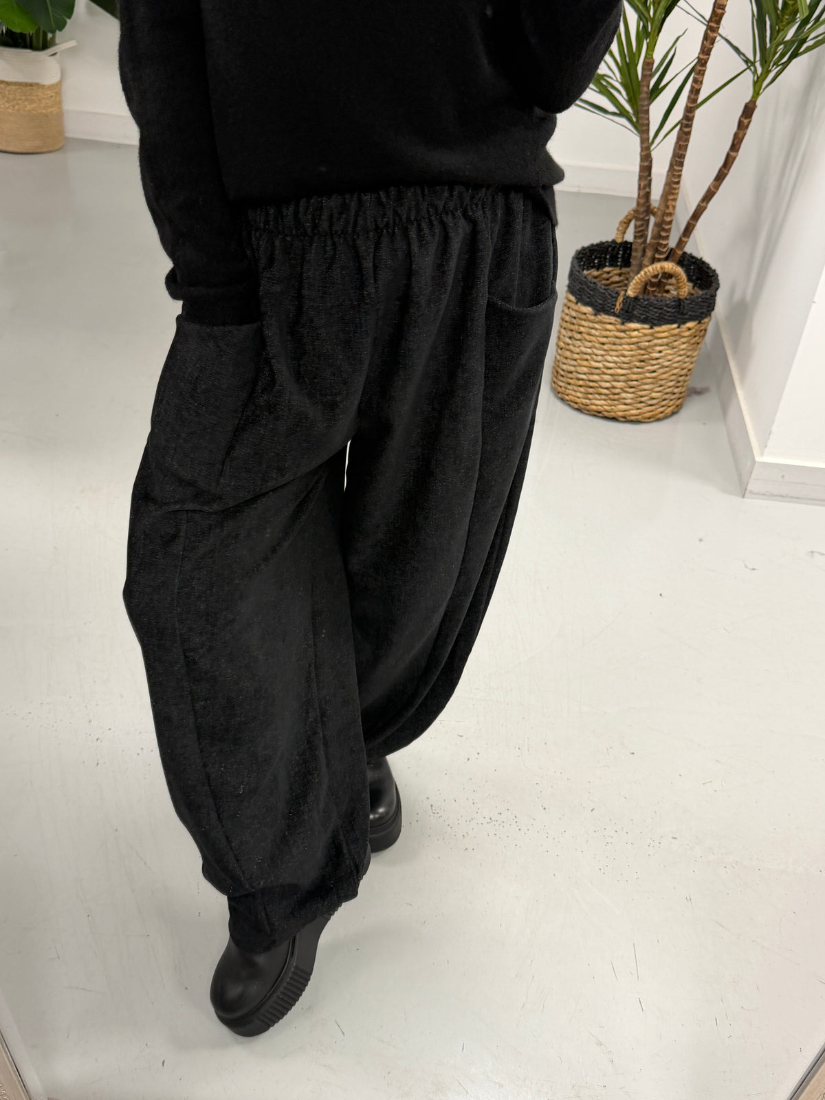 The Bromley Pocket Barrel Trousers - Black (Size 12-18)