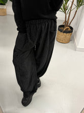 The Bromley Pocket Barrel Trousers - Black (Size 12-18)