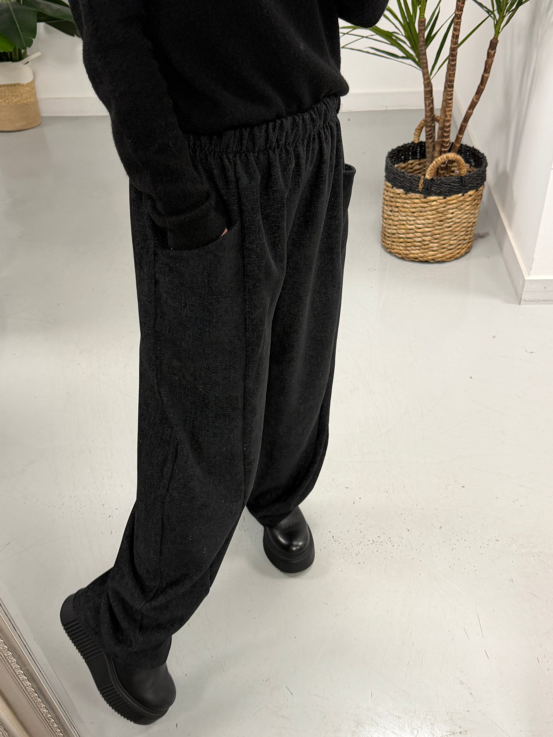 The Bromley Pocket Barrel Trousers - Black (Size 12-18)