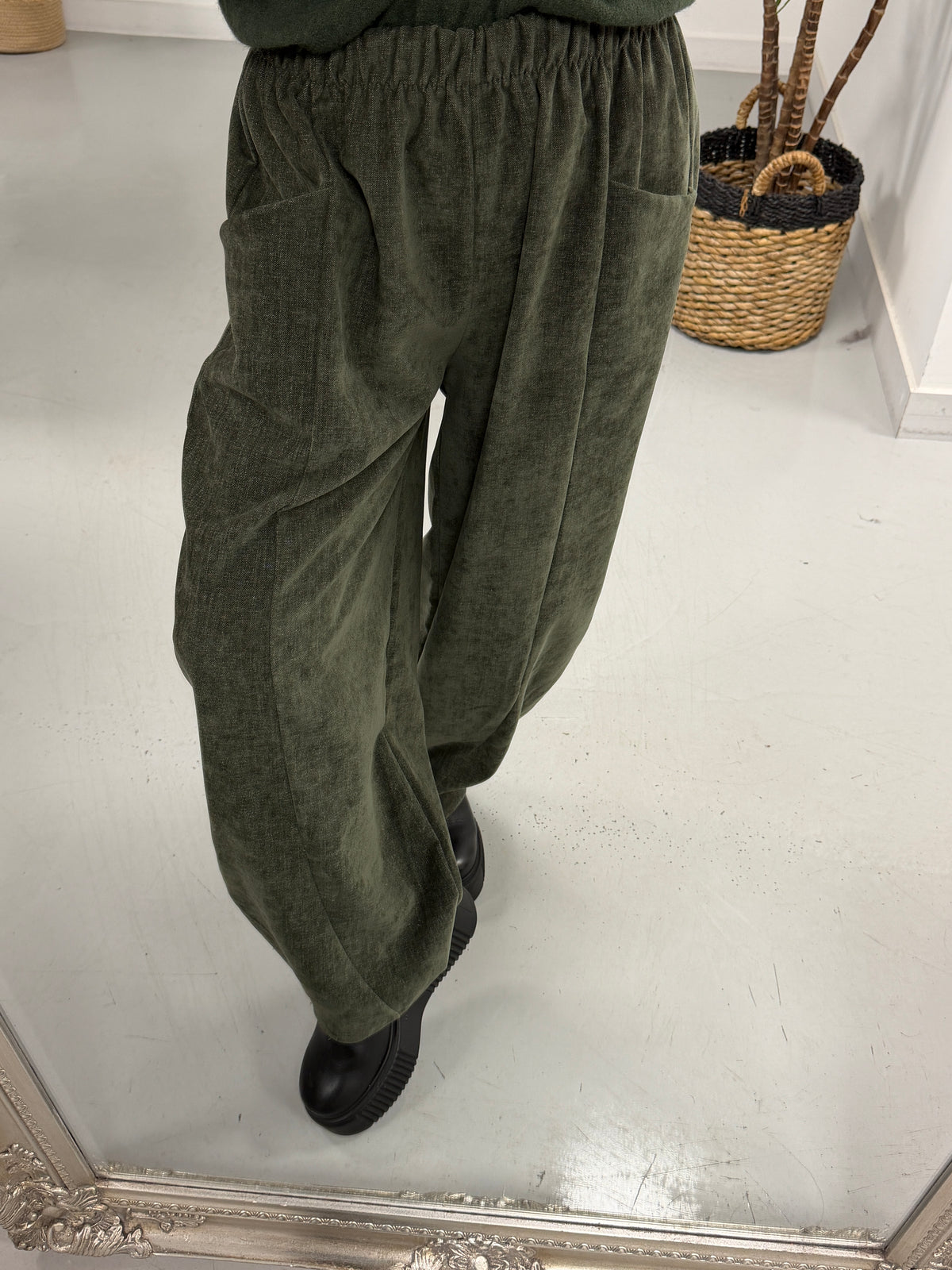 The Bromley Pocket Barrel Trousers - Khaki (Size 12-18)