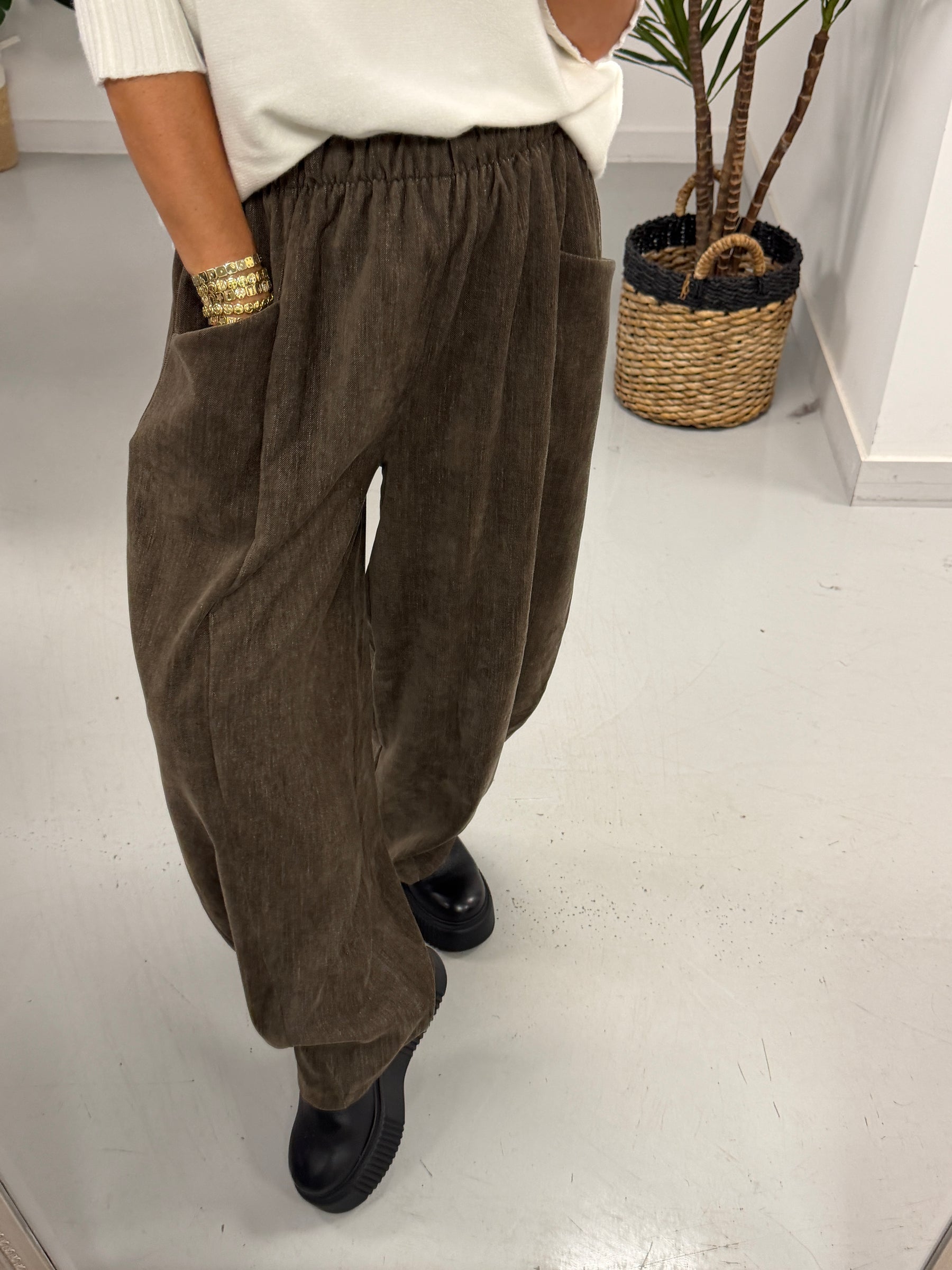The Bromley Pocket Barrel Trousers - Mocha (Size 12-18)