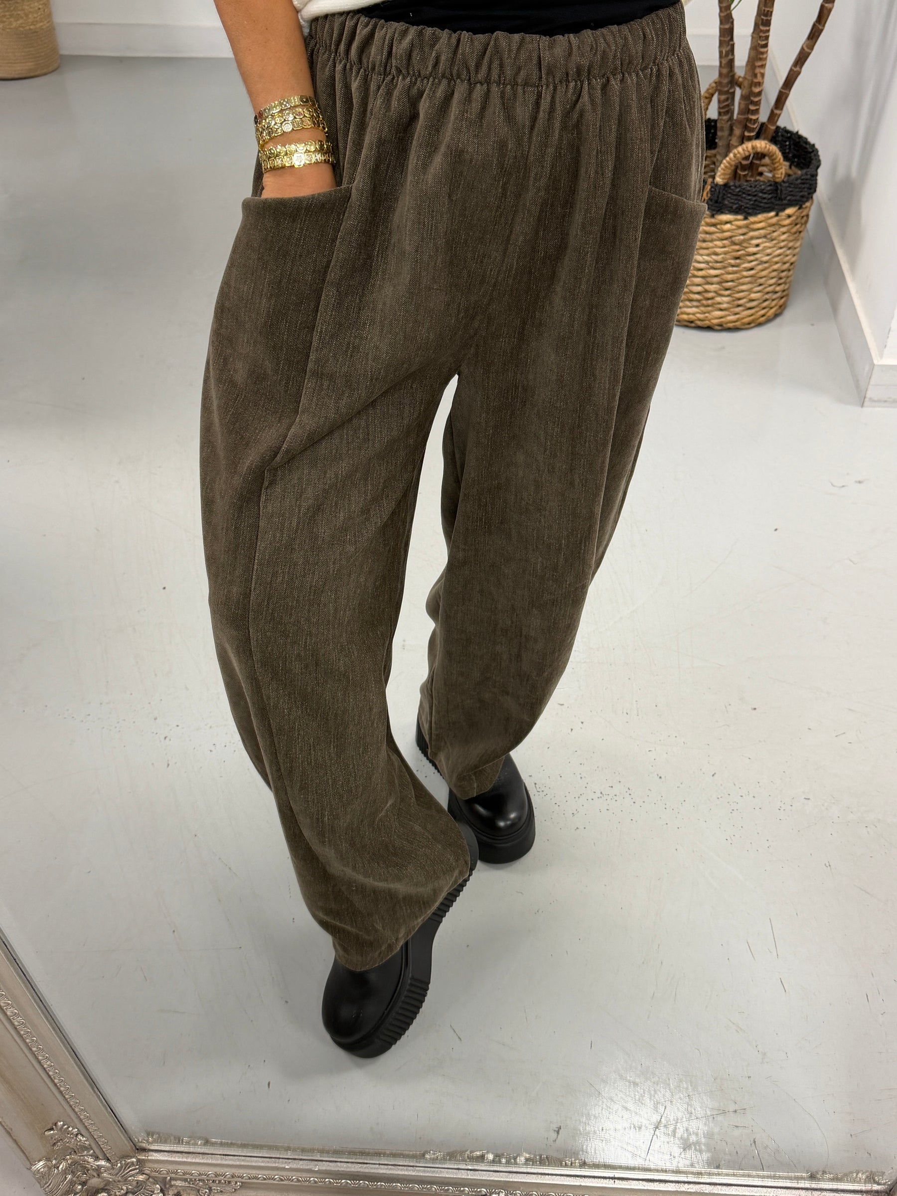 The Bromley Pocket Barrel Trousers - Mocha (Size 12-18)